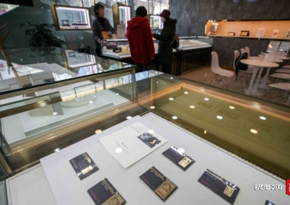 [포토] 치솟는 금값에 구매 문의 이어져