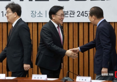 [포토] 권영세 비대위원장과 악수하는 유상임 장관