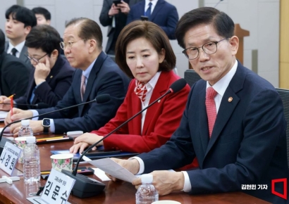 [포토] 김문수 "법적 정년연장하면 청년취업 악화…임금체계 개편해야"