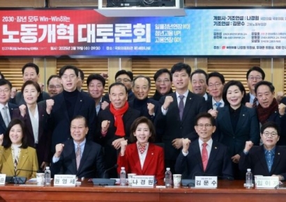 [포토] 김문수 "난 밑바닥서 시작"…與 의원 56명 몰려 세 과시