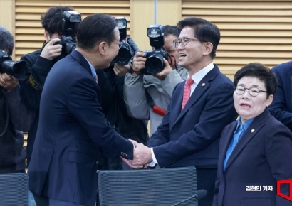 [포토] 악수하는 권영세-김문수
