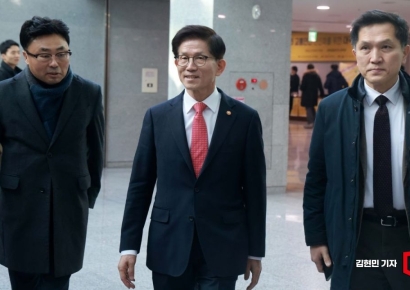 고용부 기자간담회서 '정치'발언 쏟아낸 김문수 장관