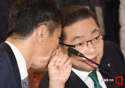 [포토] 이호성 하나은행장과 대화하는 이복현 원장