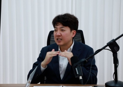 이준석, 이재명 우클릭 비판…"1차로 우측 깜빡이,사고 난다"