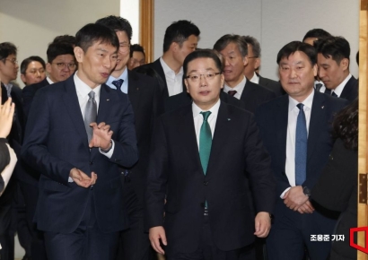[포토] 시중은행장 첫 간담회 참석하는 이복현 원장