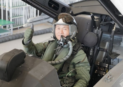 공참총장, KF-21 첫 탑승…“세계 톱클래스 전투기와 어깨 나란히”
