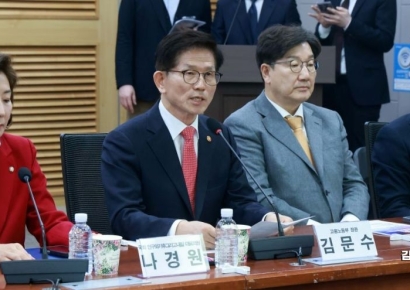 넥타이 맨 채 "하나, 둘"…73세 김문수 '턱걸이 영상' 화제 