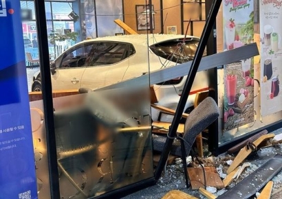 "후진하려다 그만"…운전 미숙 60대 커피숍 돌진