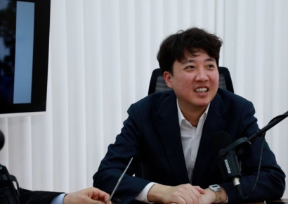 [속터뷰]이준석 "국힘 다선 의원들은 부역자, 한동훈은 착각한 듯"
