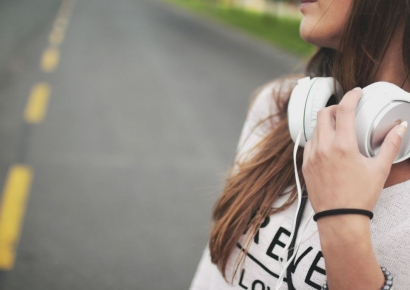 노이즈캔슬링 좋아했다가 뇌에 문제 발생…헤드폰 끼고 산 여성 '청천벽력'