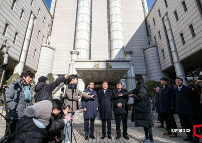 [포토] '탈북어민 강제북송' 정의용-서훈-노영민, 1심 선고유예