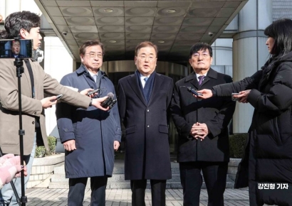 [포토] 선고 유예 받은 뒤 입장 밝히는 정의용-서훈-노영민