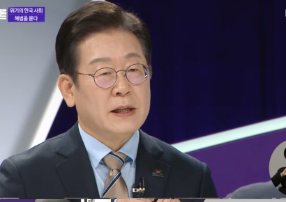 이재명 "내란 극복 집중할 때…개헌 말하면 '블랙홀' 된다"