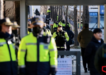 [포토] 윤 대통령 형사재판, '강화된 법원 보안'