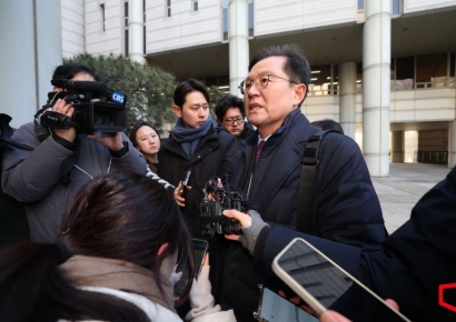 [포토] 취재진 질문에 답하는 윤갑근 변호사