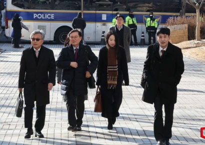 [포토] 법원 도착한 윤석열 대통령 변호인단