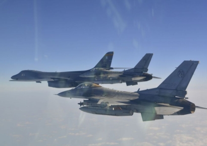 북한 극혐한 美'죽음의 백조'… 일본 전진 배치