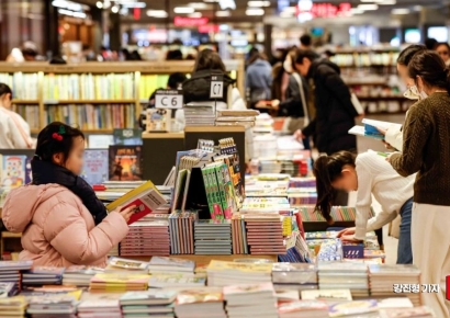 [포토] 신학기 앞두고 서점 찾은 어린이들