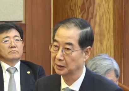 탄핵 증언대 선 韓 "비상계엄 모두 만류…국무회의 흠결"…尹은 퇴정