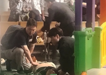 비행기 타려다 '쿵' 쓰러진 외국인…달려들어 살려낸 한국인 정체는