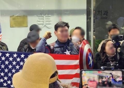 대사관 난입한 '尹 지지 캡틴 아메리카' 징역 1년6월…"경찰 극도로 경시"