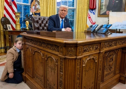 갑자기 '결단의 책상' 바꾼 트럼프…"머스크 아들 코 묻어서?"