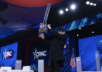 전기톱 들고 무대 오른 머스크 "관료주의 혁파"