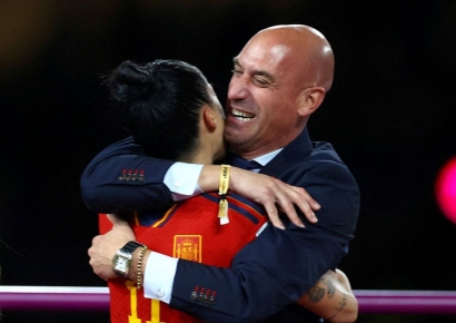 '원치 않은 입맞춤' 논란 前 축구협회장…"지나치지 않다" 징계 확정