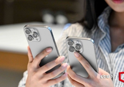 하루종일 들여다보는 스마트폰...전세계 인구 절반이 '이 질환' 앓는다