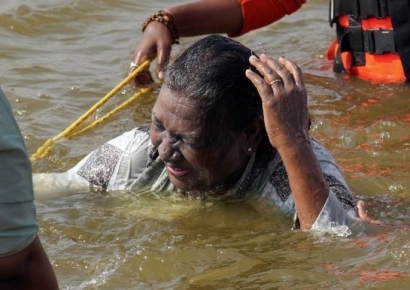 '5억 7000명 목욕' 갠지스강 대변균 득실…"알칼리수만큼 깨끗" 발끈