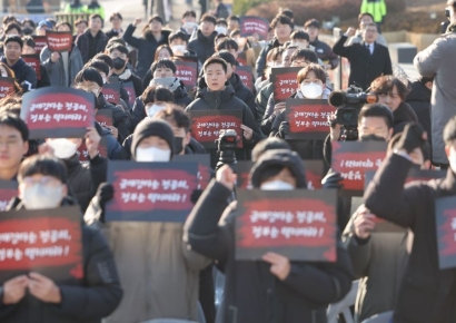 "군의관 입대 최대 4년 기다려야"…사직 전공의 병역제한 논란