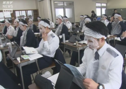"경찰관은 사람들에게 보여지는 직업"…메이크업 강좌 도입하는 日