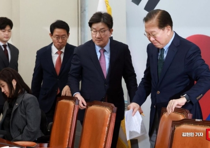 [포토] 비대위 참석하는 권영세-권성동