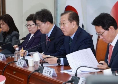 "이제라도" VS "아직까진"…중도층 이탈에 고심하는 與