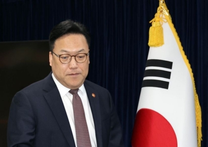 [포토] 기자간담회 참석하는 김병환 위원장