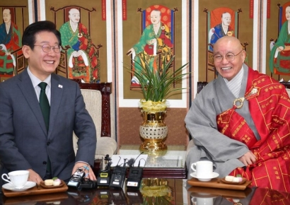 [포토] 이재명, 상진스님 만나 "탈진실의 시대…종교가 역할 해주셔야"