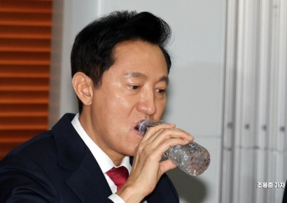 [포토] 물마시는 오세훈 서울시장