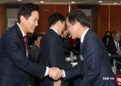 [포토] 서울혁신대학지원위원들과 인사하는 오세훈 시장