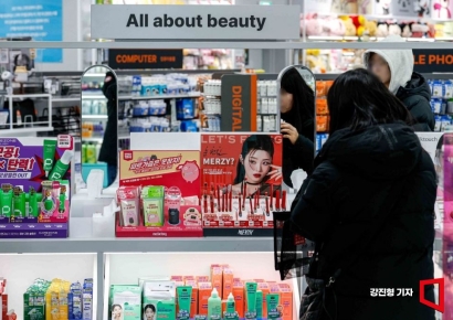 2030 천국? 이젠 중년들도 간다…'싸고 품질 좋은' 다이소 화장품에 반한 시니어