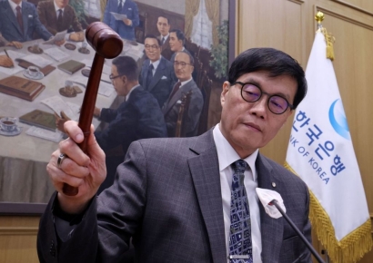 "몸집 키운 저성장 우려" 한은 韓 성장 전망 1.5% 추락…금리 인하(종합)