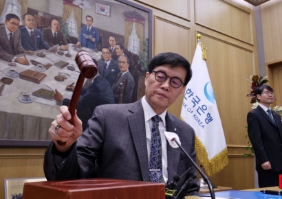 금통위 "성장률 크게 낮아질 전망…금리 낮춰 하방압력 완화가 적절"