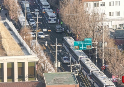 [포토] 경찰 차벽 설치된 헌법재판소 앞