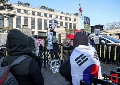 [포토] 헌법재판소 앞 탄핵 찬반 집단 피켓시위