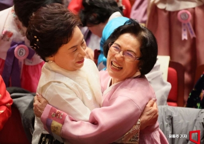 [포토] 만학도들의 함박 웃음