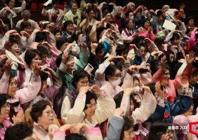 [포토] 고운 한복 차려입은 만학도들