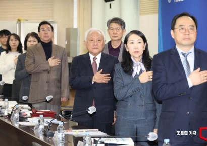 [포토] 국민의례하는 김한길 위원장과 참석자