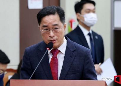 [포토] 질의에 답변하는 이진동 대검 차장