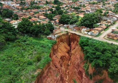 "AI합성? 진짜라니까"…1200명 사는 브라질 마을 초대형 싱크홀