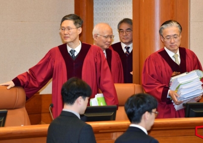 '尹 선고일' 침묵에 결국 4월로…길어지면 '식물 헌재' 가능성