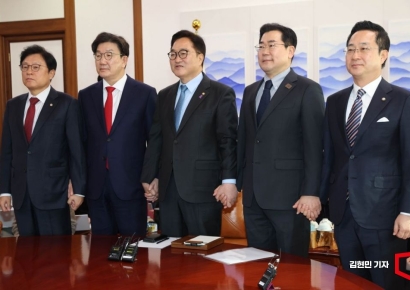 [포토] 여야 원내대표 손잡는 우원식 국회의장